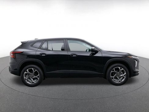 Used 2025 Chevrolet Trax LT FWD image 11