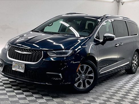 Used 2022 Chrysler Pacifica Pinnacle image 1