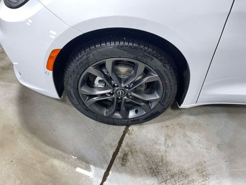 New 2026 Chrysler Pacifica Select image 10