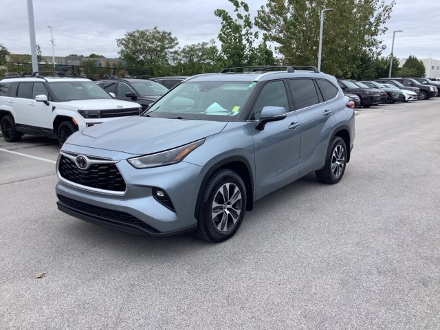 Used 2021 Toyota Highlander XLE AWD/4WD image 1