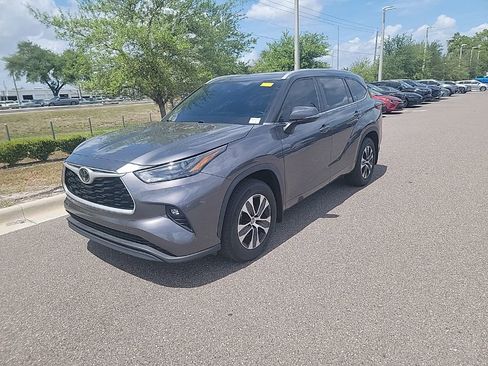 Used 2023 Toyota Highlander XLE image 1