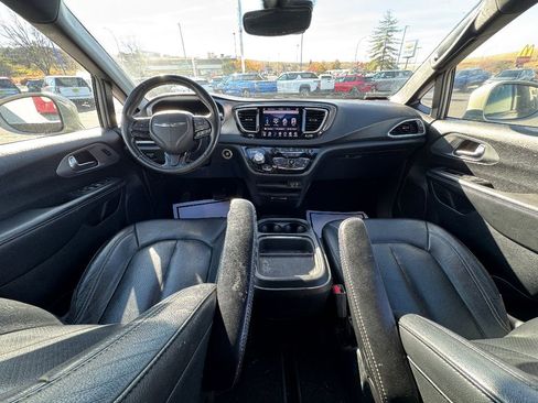 Used 2020 Chrysler Pacifica Touring-L w/ Advanced Safetytec Group image 2