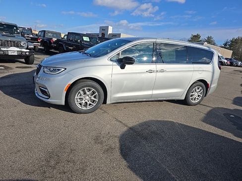 New 2026 Chrysler Pacifica Select image 4