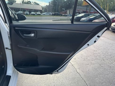 Used 2015 Toyota Camry SE image 18