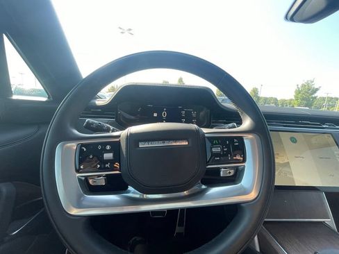 Used 2025 Land Rover Range Rover SE AWD/4WD image 13