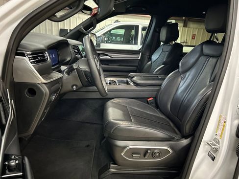 Certified 2024 Jeep Wagoneer L Series III w/ Flexible Seating Group image 13