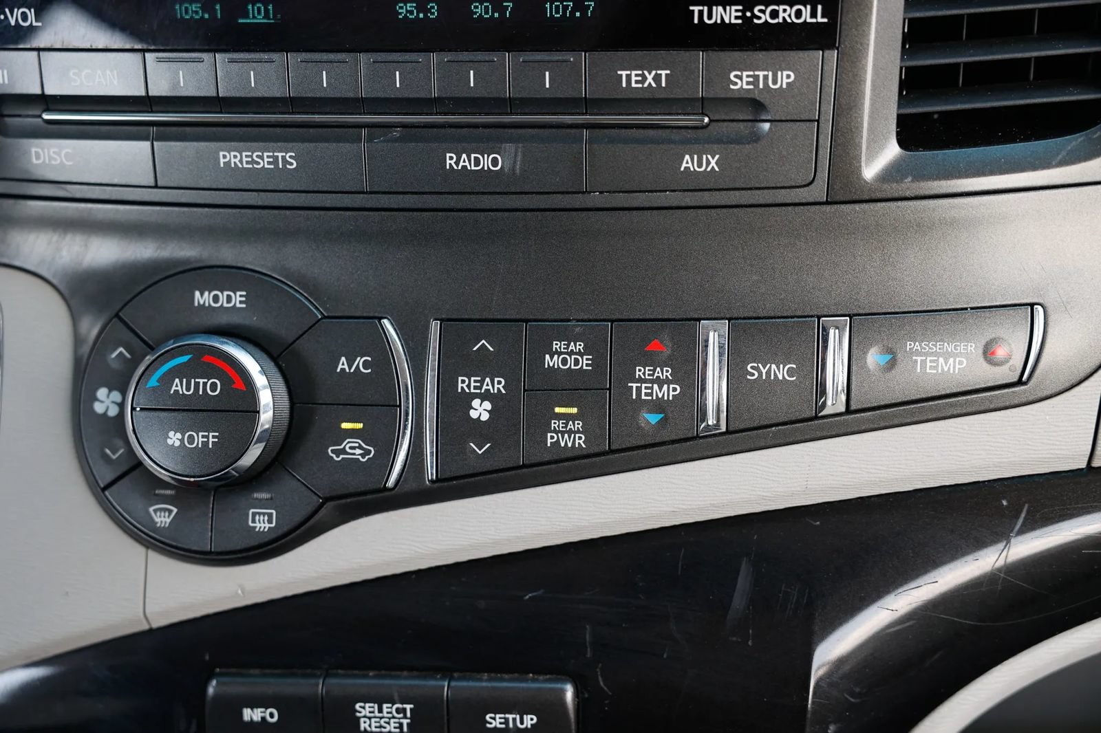 Used 2014 Toyota Sienna LE FWD image 32