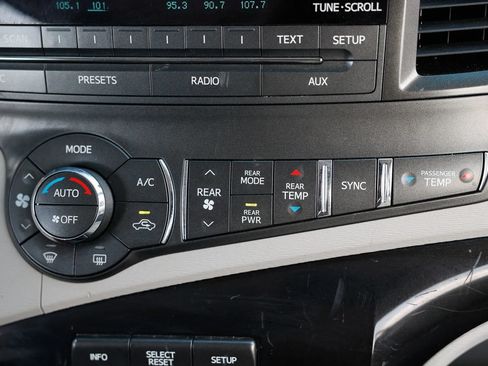 Used 2014 Toyota Sienna LE FWD image 32