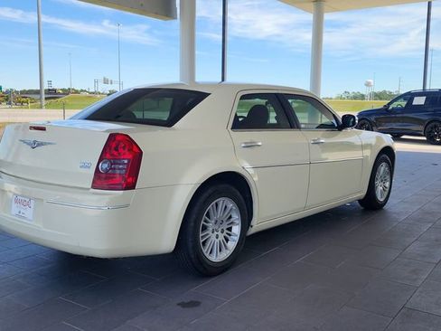 Used 2010 Chrysler 300 Touring image 6