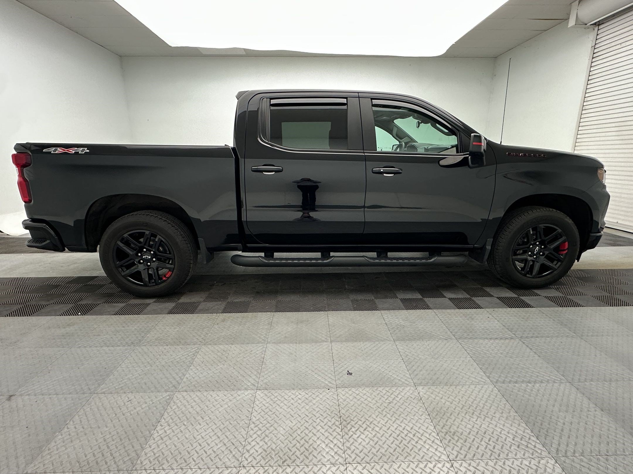 Certified 2024 Chevrolet Silverado 1500 RST w/ Redline Edition AWD/4WD image 8
