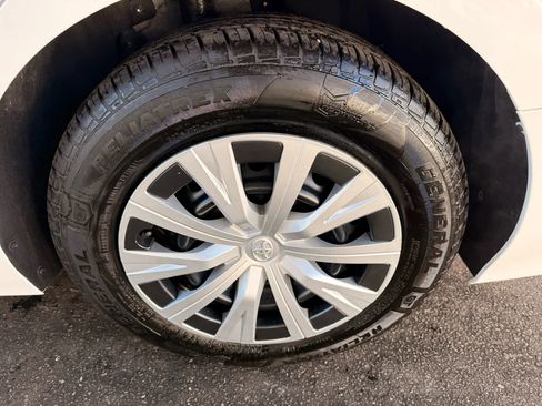 Used 2020 Toyota Camry LE image 45