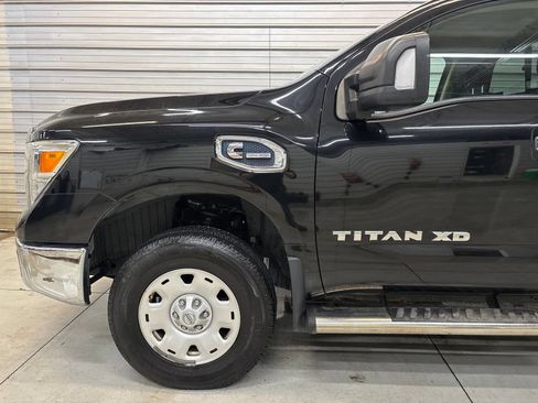 Used 2017 Nissan Titan SV AWD/4WD image 4