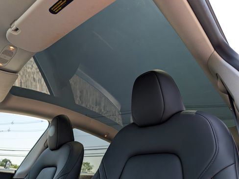 Used 2022 Tesla Model Y Long Range AWD/4WD image 16