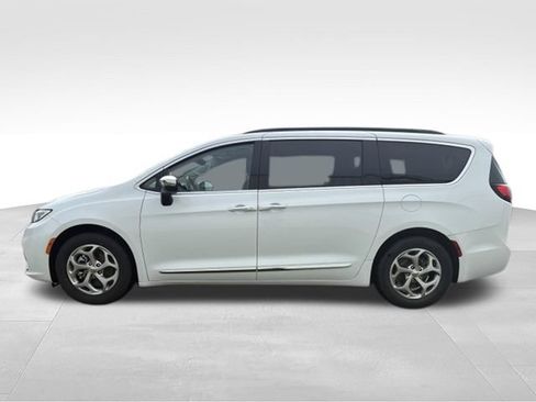 Used 2023 Chrysler Pacifica Limited FWD image 14