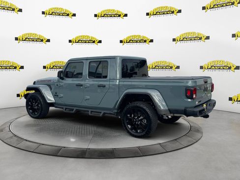 Used 2025 Jeep Gladiator Sport AWD/4WD image 3