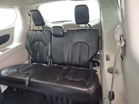 Used 2023 Chrysler Pacifica Touring-L FWD image 4