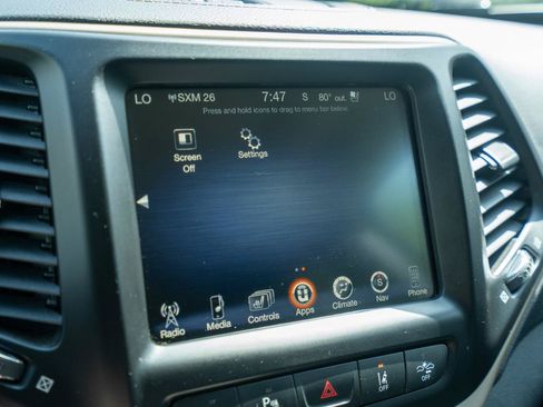 Used 2017 Jeep Cherokee Limited w/ Luxury Group AWD/4WD image 28