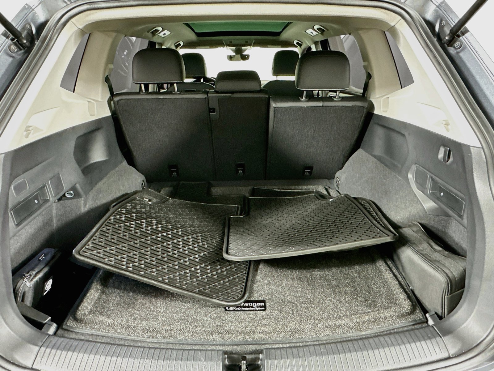 Used 2023 Volkswagen Tiguan SE w/ Panoramic Sunroof Package AWD/4WD image 38
