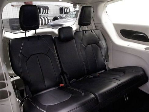 Used 2024 Chrysler Pacifica Touring-L image 20