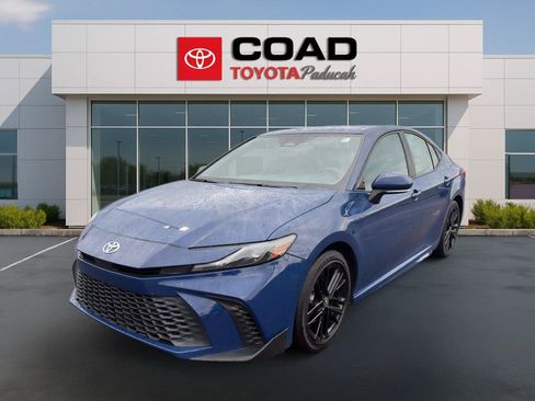 Used 2025 Toyota Camry SE FWD image 1