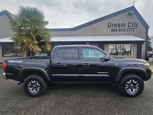 Used 2019 Toyota Tacoma TRD Off-Road image 2