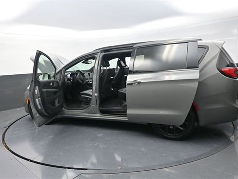 Used 2023 Chrysler Pacifica Limited w/ Uconnect Theater Family Group image 37