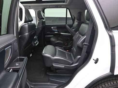 Certified 2025 Ford Expedition Platinum w/ Driver's Package AWD/4WD image 20