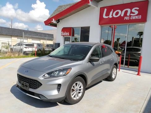 Used 2022 Ford Escape SE image 2