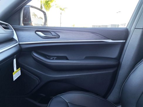 New 2025 Jeep Grand Cherokee L Limited w/ Black Appearance Package image 11