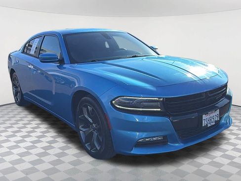 Used 2015 Dodge Charger SXT RWD image 3