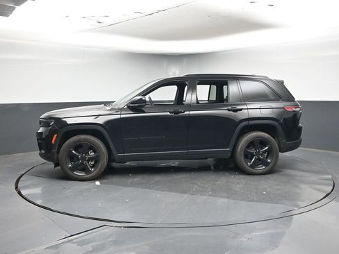 Used 2023 Jeep Grand Cherokee Altitude image 2