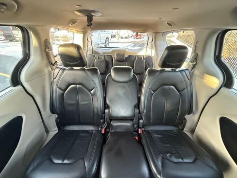 Used 2021 Chrysler Pacifica Touring-L image 14