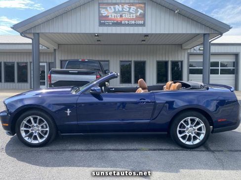 Used 2010 Ford Mustang Convertible RWD image 1