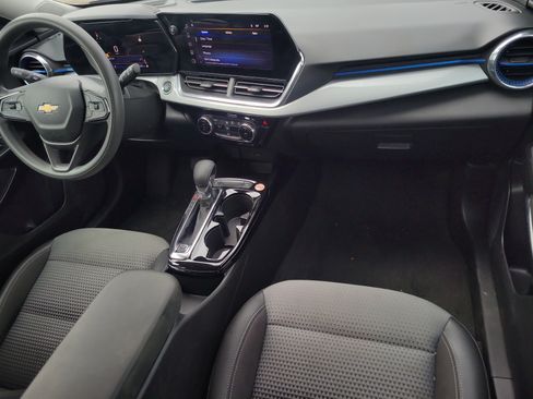 Used 2025 Chevrolet Trax LT FWD image 8