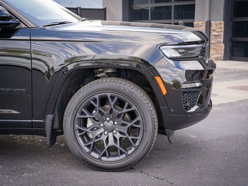 Used 2025 Jeep Grand Cherokee Summit image 4