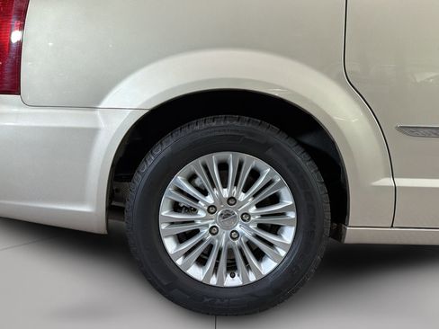 Used 2015 Chrysler Town & Country Limited Platinum FWD image 35