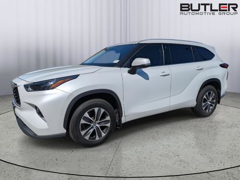 Used 2022 Toyota Highlander XLE AWD/4WD image 4