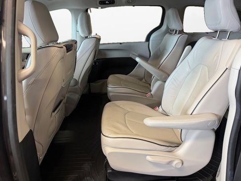 Used 2019 Chrysler Pacifica Limited w/ Advanced Safetytec Group FWD image 16