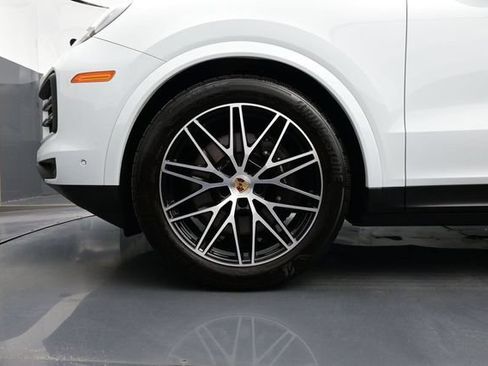 Certified 2025 Porsche Cayenne AWD/4WD image 6