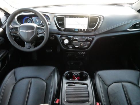 Used 2024 Chrysler Pacifica Touring-L w/ Uconnect Theater Family Group image 10