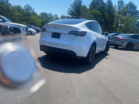 Used 2024 Tesla Model Y Long Range AWD/4WD image 25
