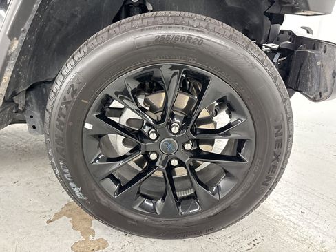 Used 2025 Jeep Wrangler Sahara image 12