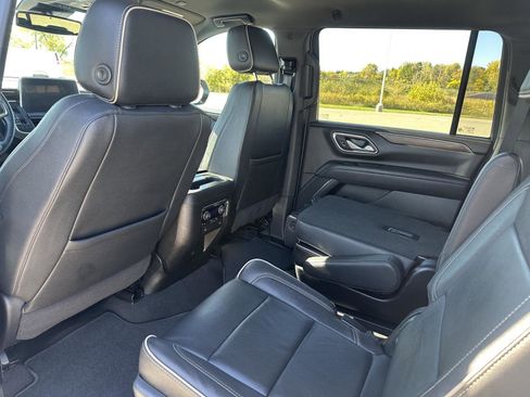 Used 2023 Chevrolet Suburban Premier image 17