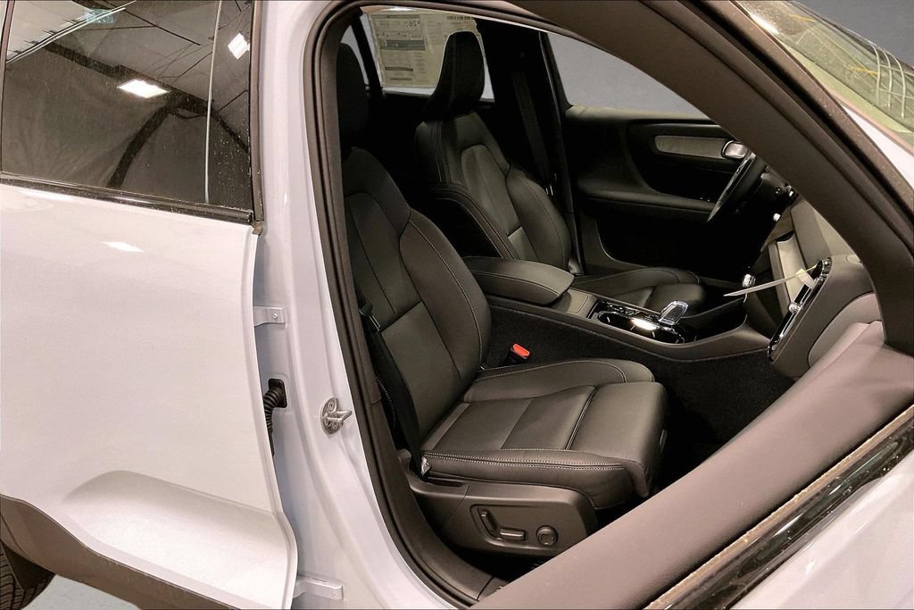 New 2026 Volvo XC40 B5 Plus w/ Climate Package AWD/4WD image 11
