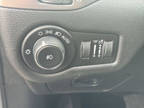 Used 2019 Jeep Cherokee Latitude Plus w/ Cold Weather Group AWD/4WD image 17