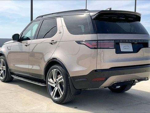 New 2026 Land Rover Discovery Dynamic SE image 3