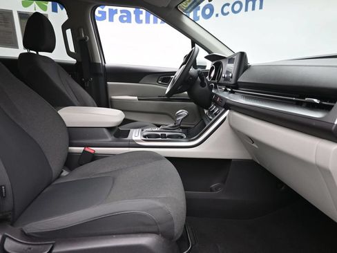 Used 2024 Kia Carnival LX FWD image 9