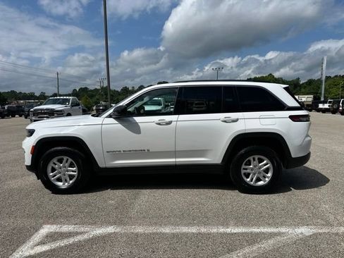 Used 2024 Jeep Grand Cherokee Laredo RWD image 4
