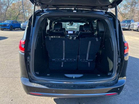 Used 2025 Chrysler Pacifica Limited image 14