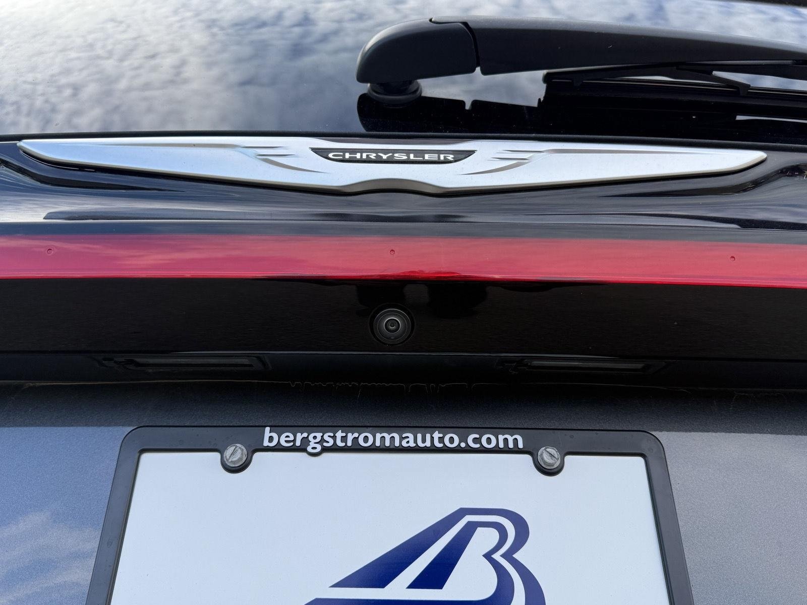 Used 2022 Chrysler Pacifica Touring-L AWD/4WD image 12